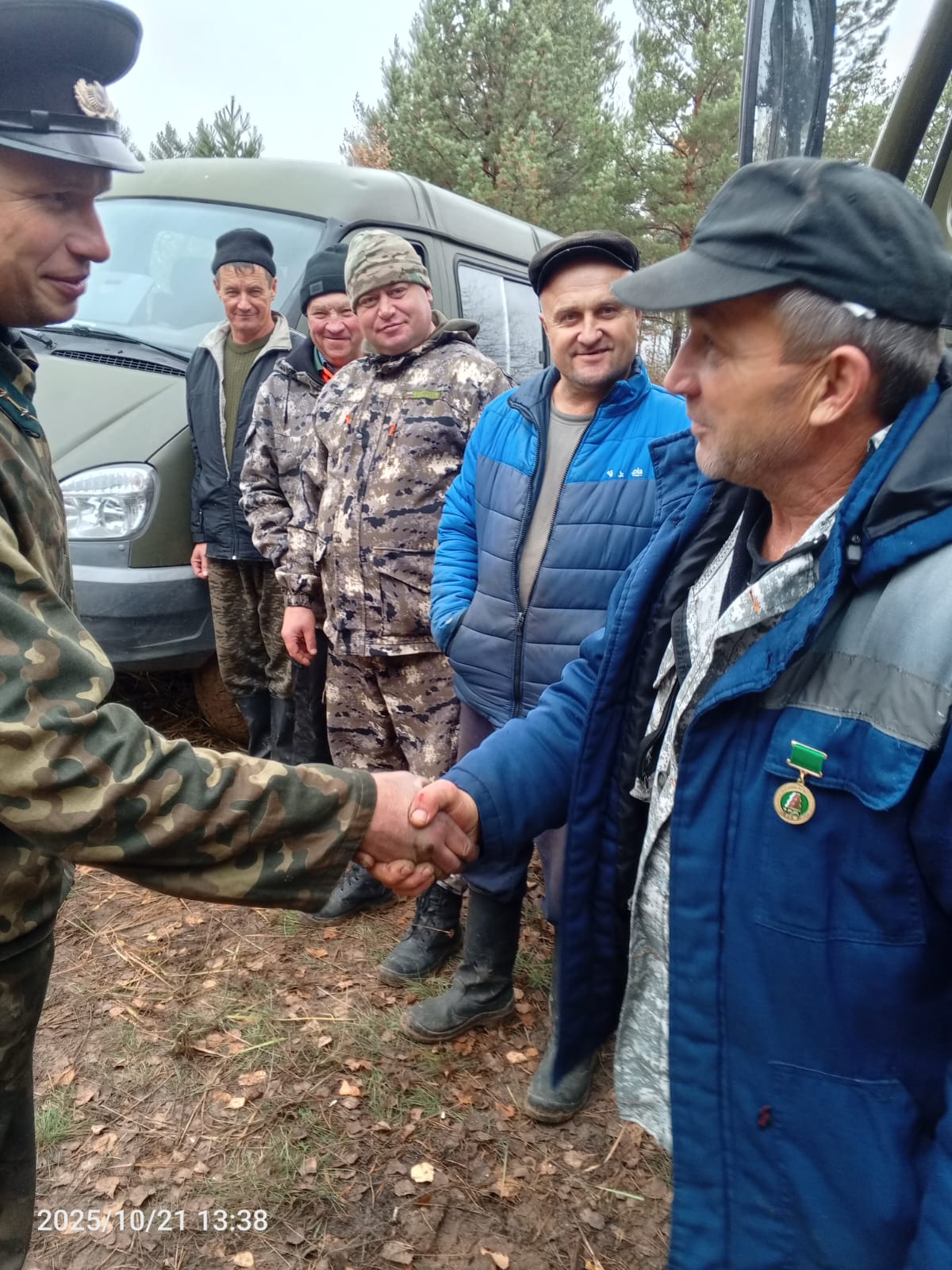 Ветеран лесопожарной службы Нижегородской области получил профсоюзную награду на передовой лесовосстановления Ветеран лесопожарной службы Нижегородской области получил профсоюзную награду на передовой лесовосстановления