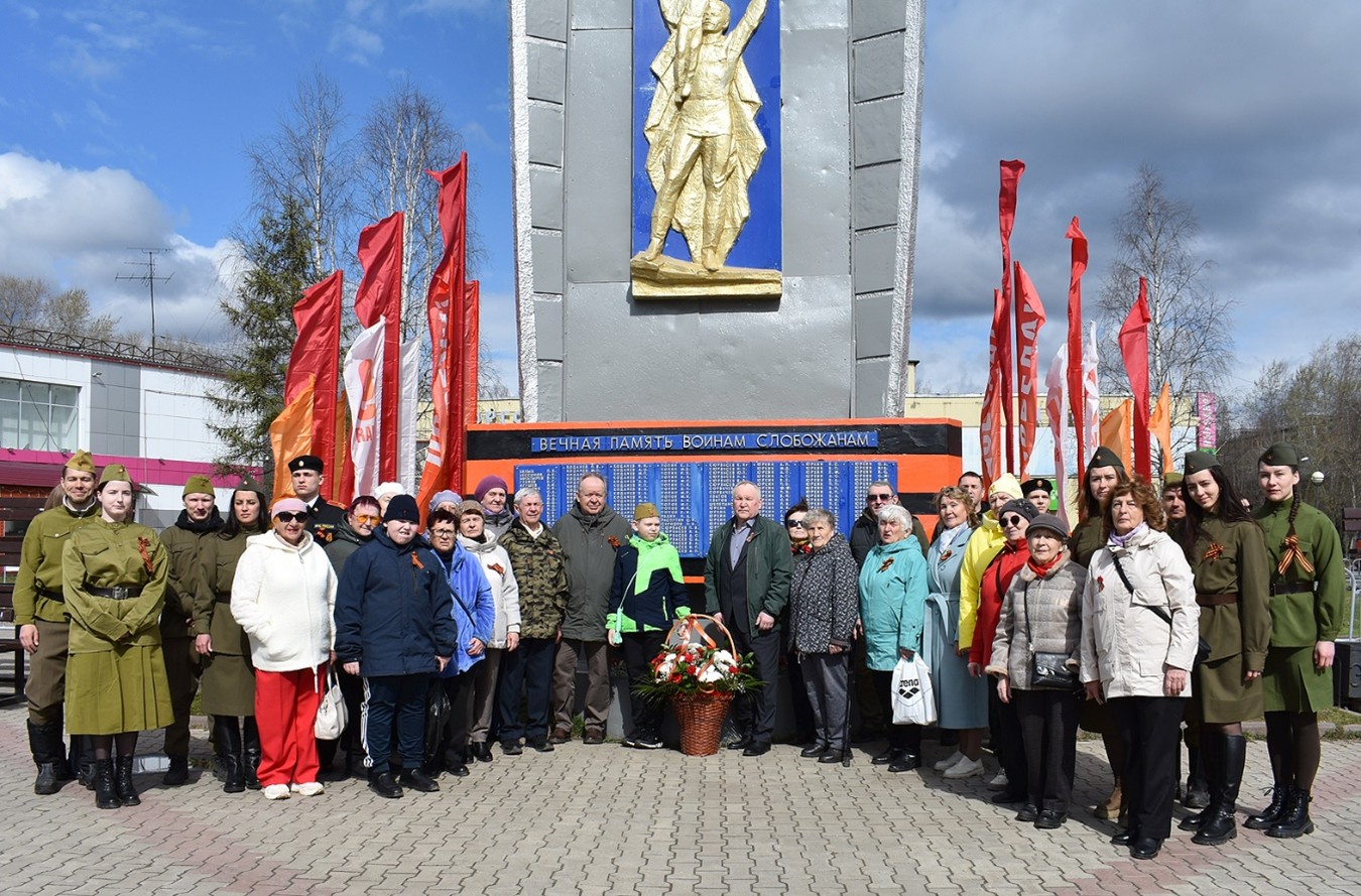 В День Победы ветераны, молодёжь и профсоюз СЛПК возложили цветы к памятнику воинам в Эжве В День Победы ветераны, молодёжь и профсоюз СЛПК возложили цветы к памятнику воинам в Эжве